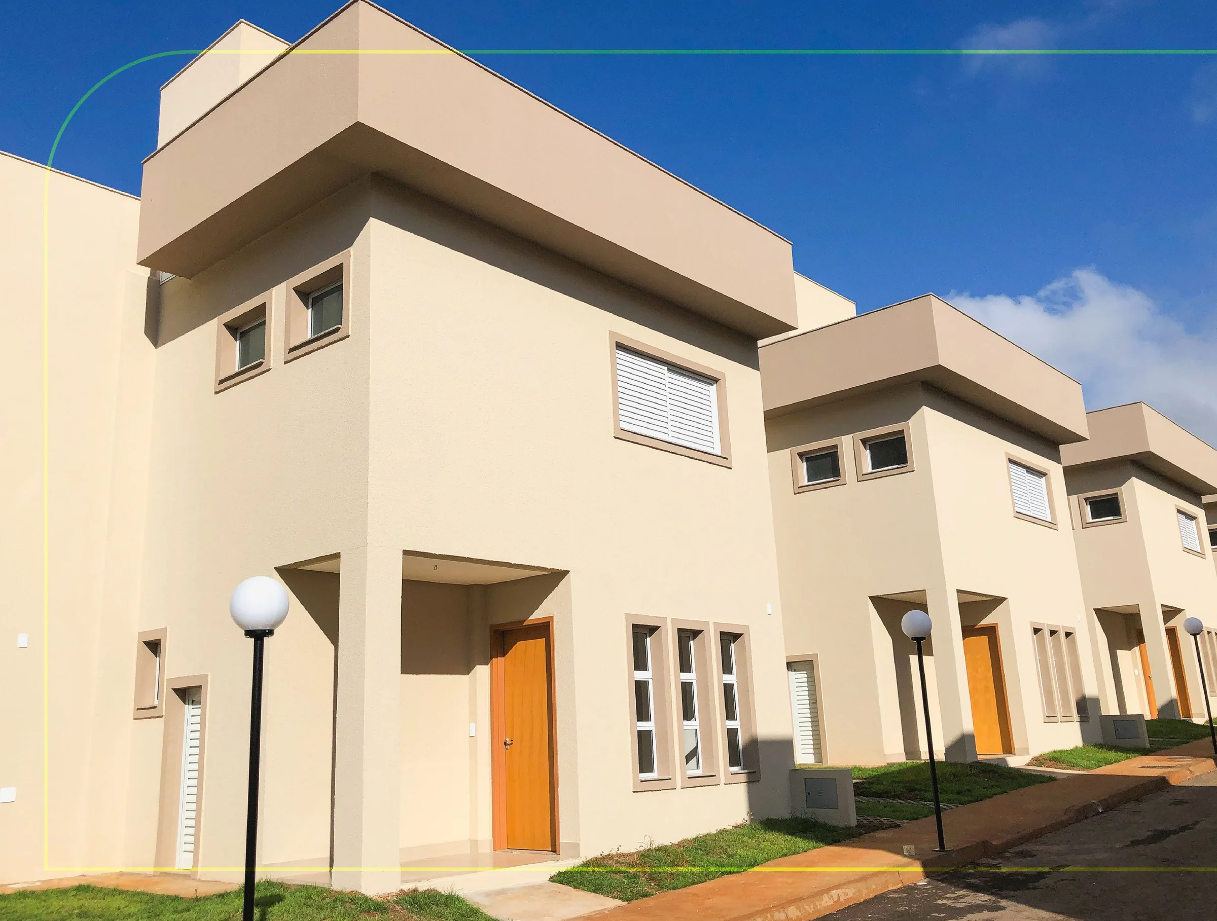 Fileira de casas com arquitetura moderna e postes de iluminação ao longo da via interna