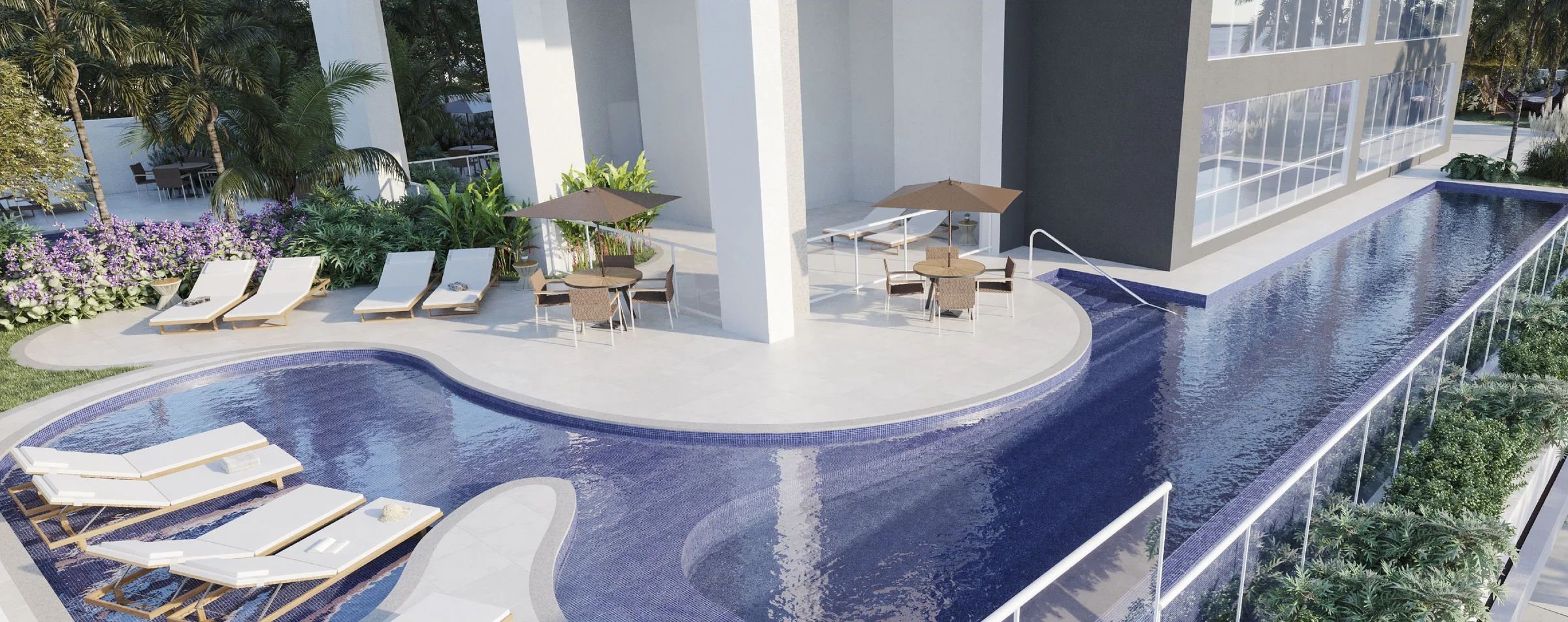 Piscina externa com raia, prainha, espreguiçadeiras e mesas com ombrelone