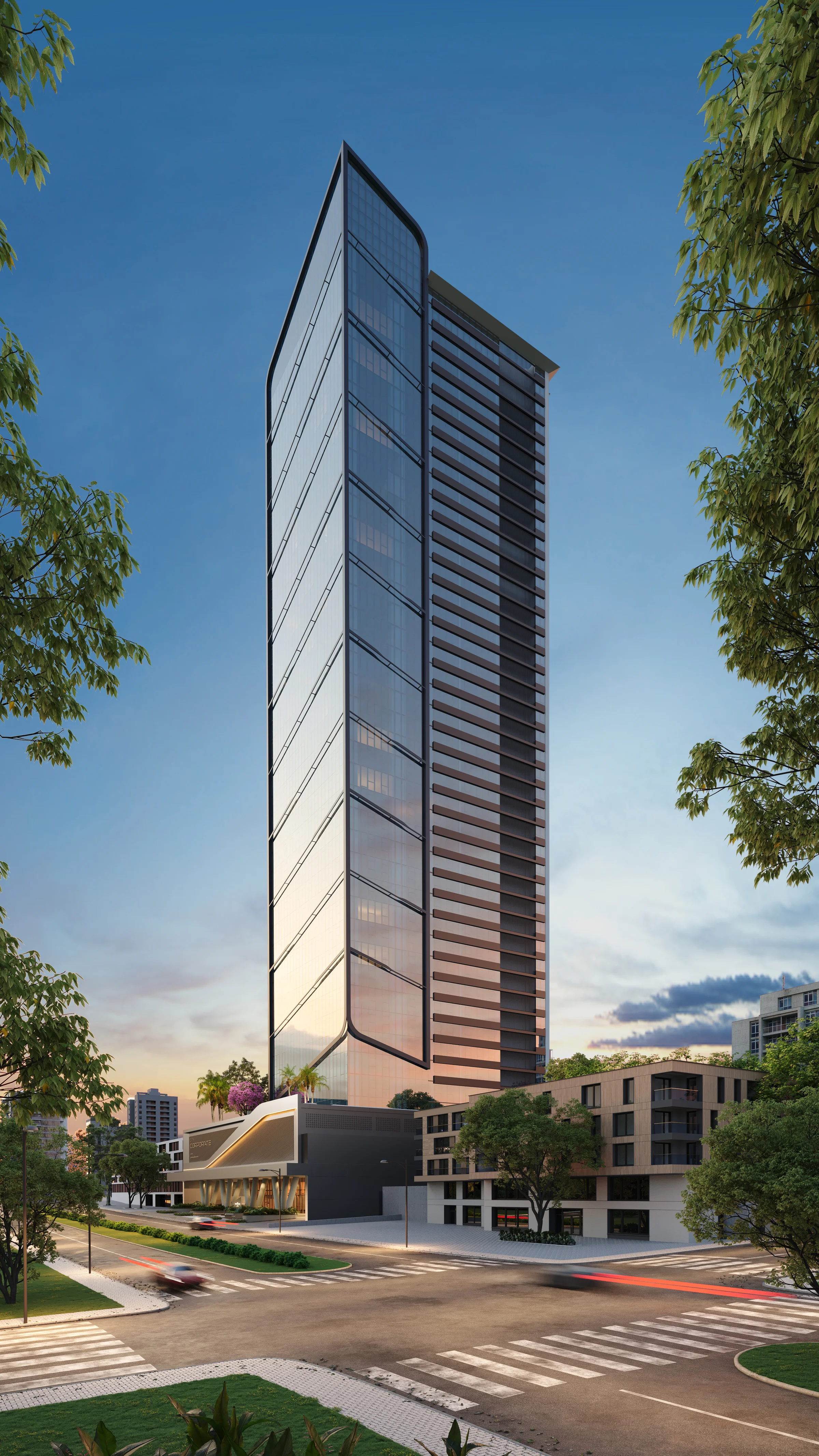 Perspectiva da fachada inteira do edifício corporativo com acabamento em vidro e iluminação ao entardecer
