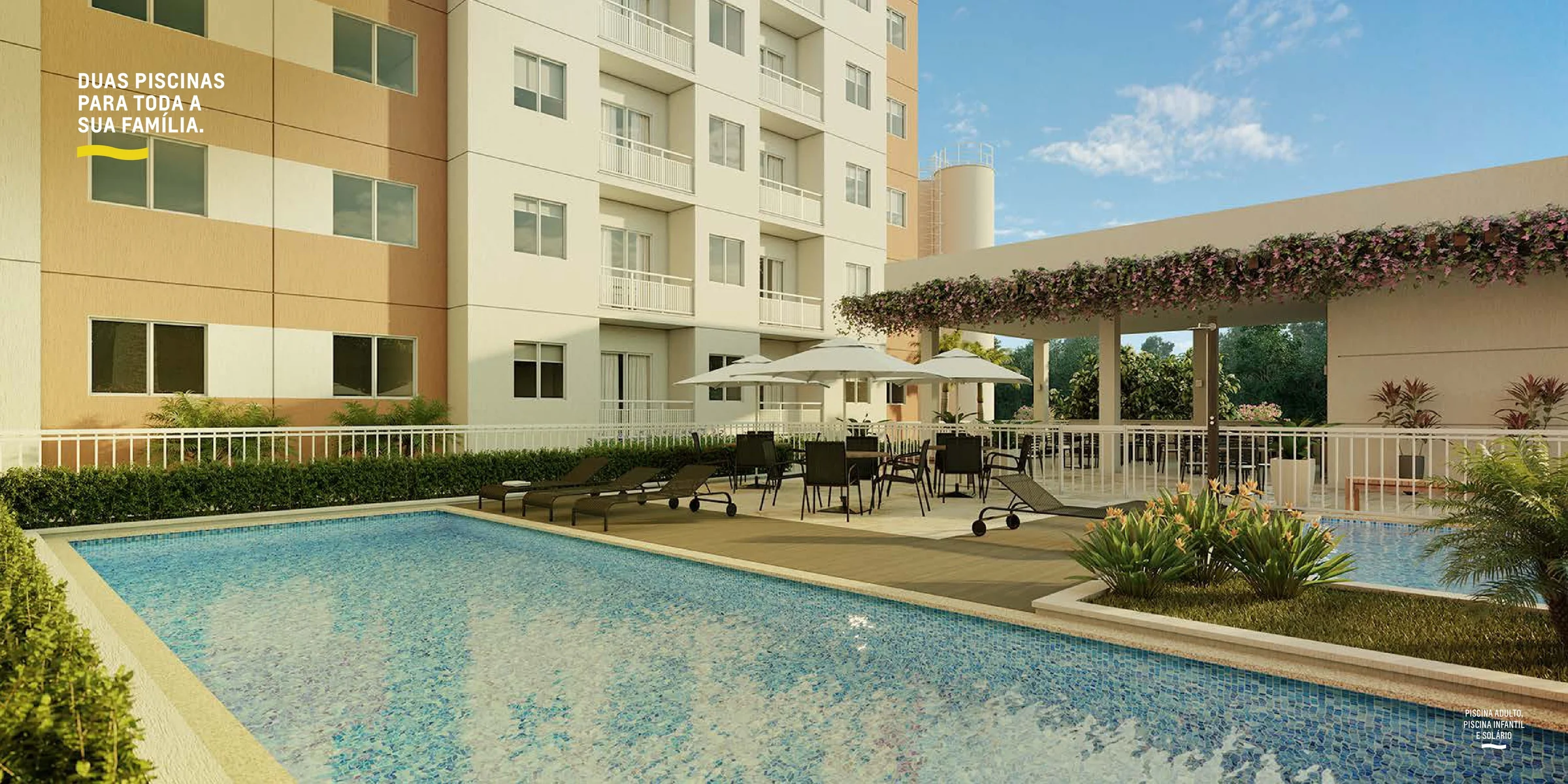 Área da piscina com deck, espreguiçadeiras, mesas e ombrelones