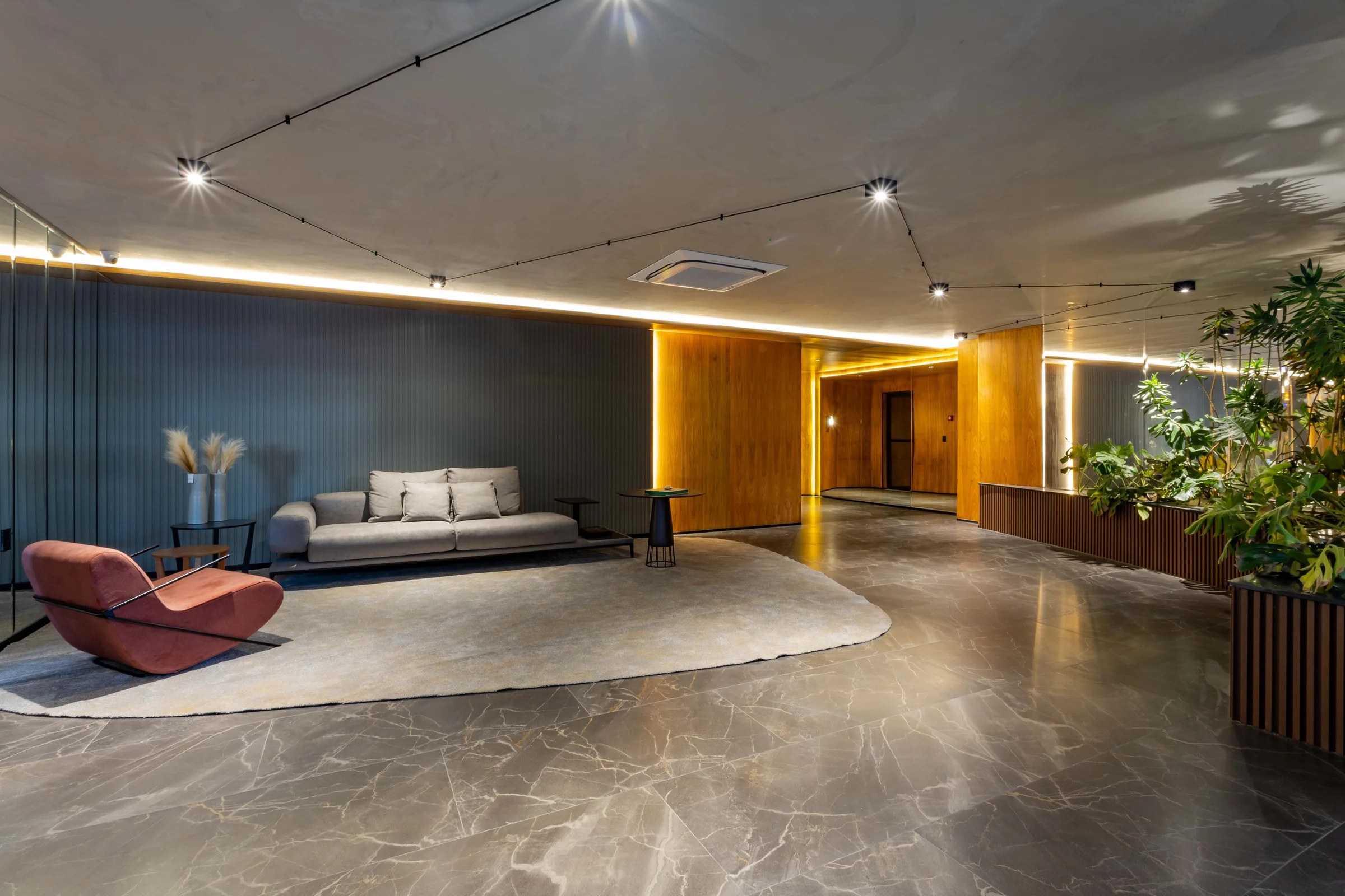 Foto do lobby do edifício pronto.