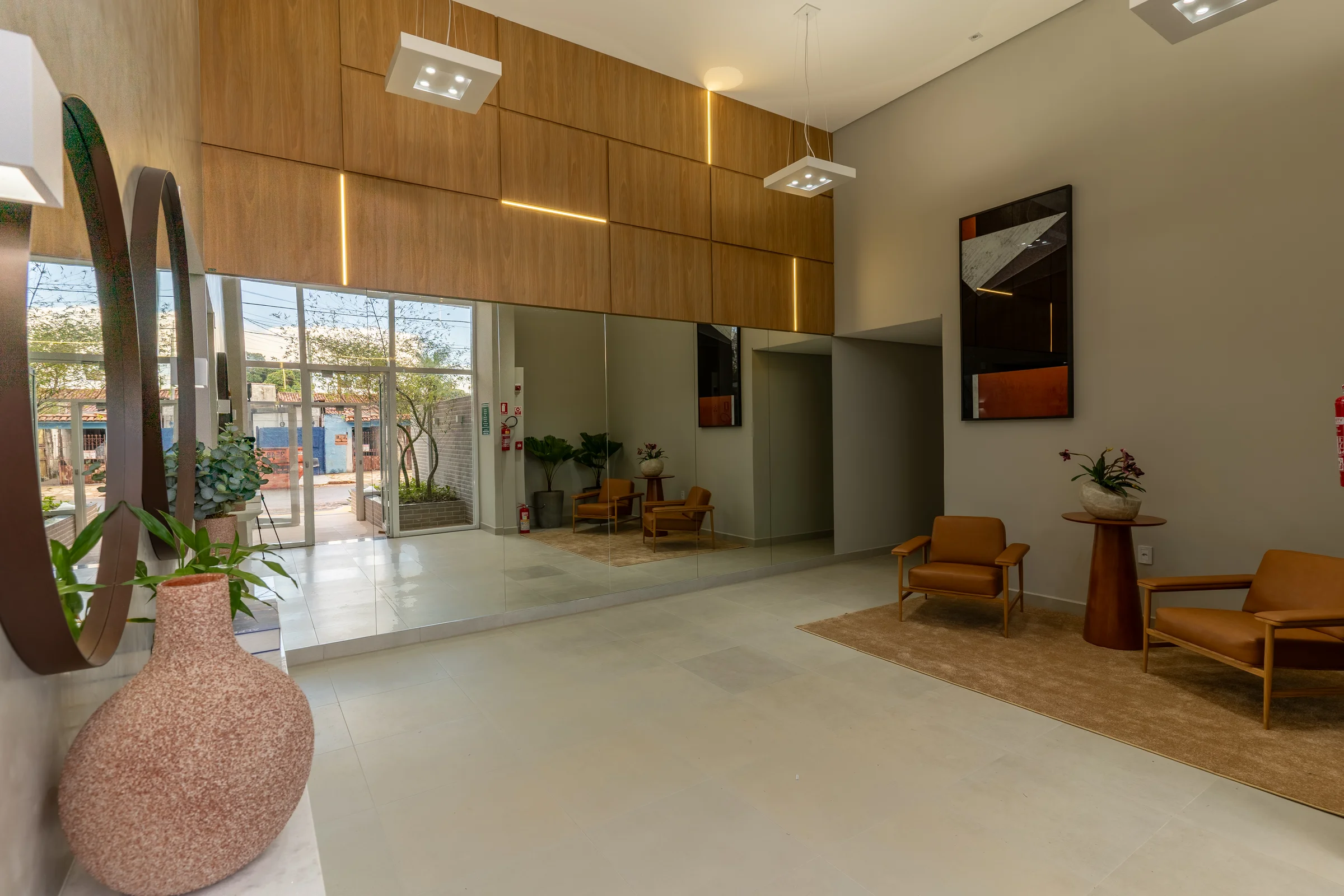 Perspectiva do hall de entrada com poltronas