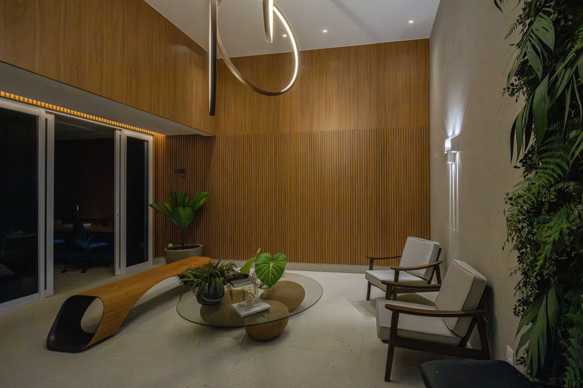 Foto do lobby com parede de madeira e vegetação