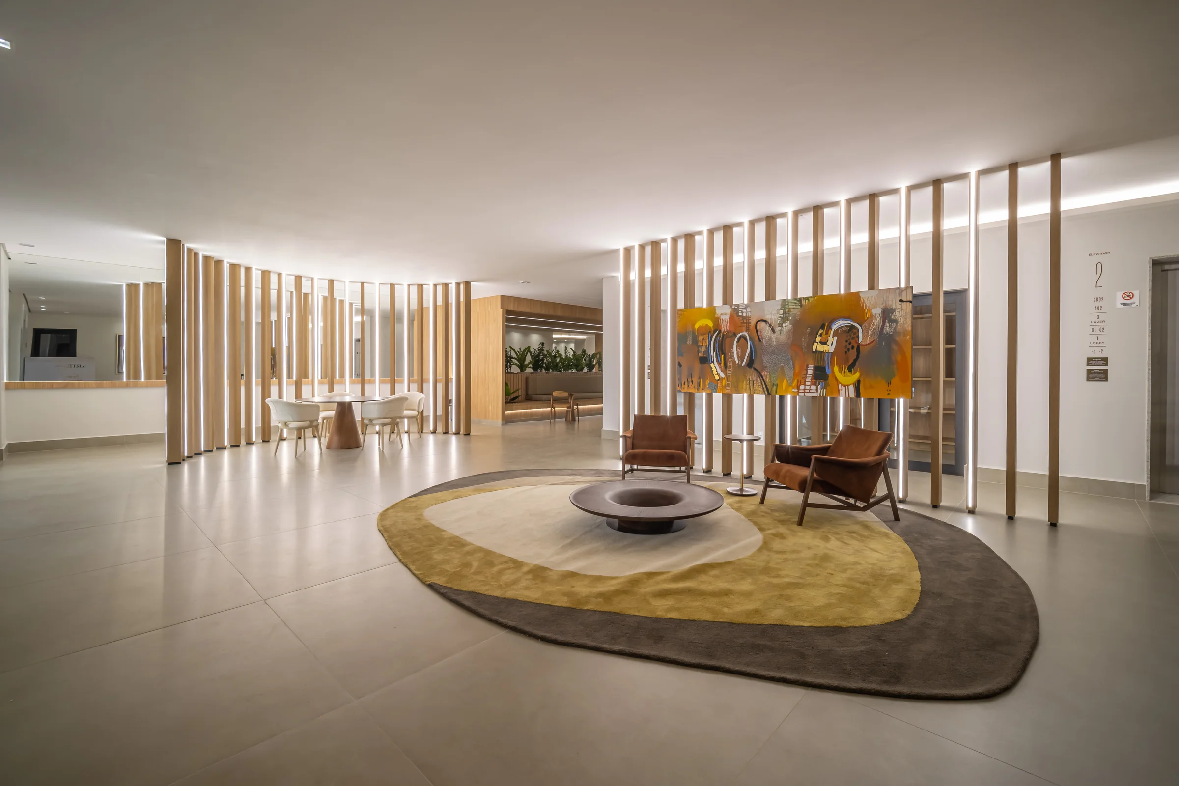 Foto do lobby com painel e área de estar