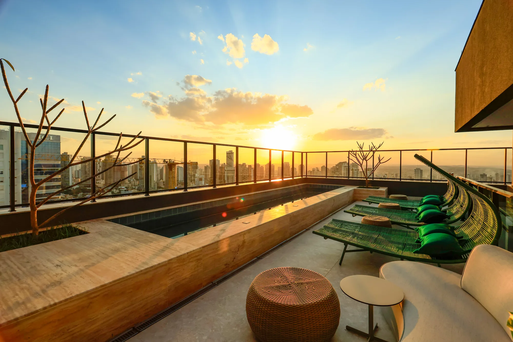 Azure — área comum — Piscina rooftop ao pôr do sol
