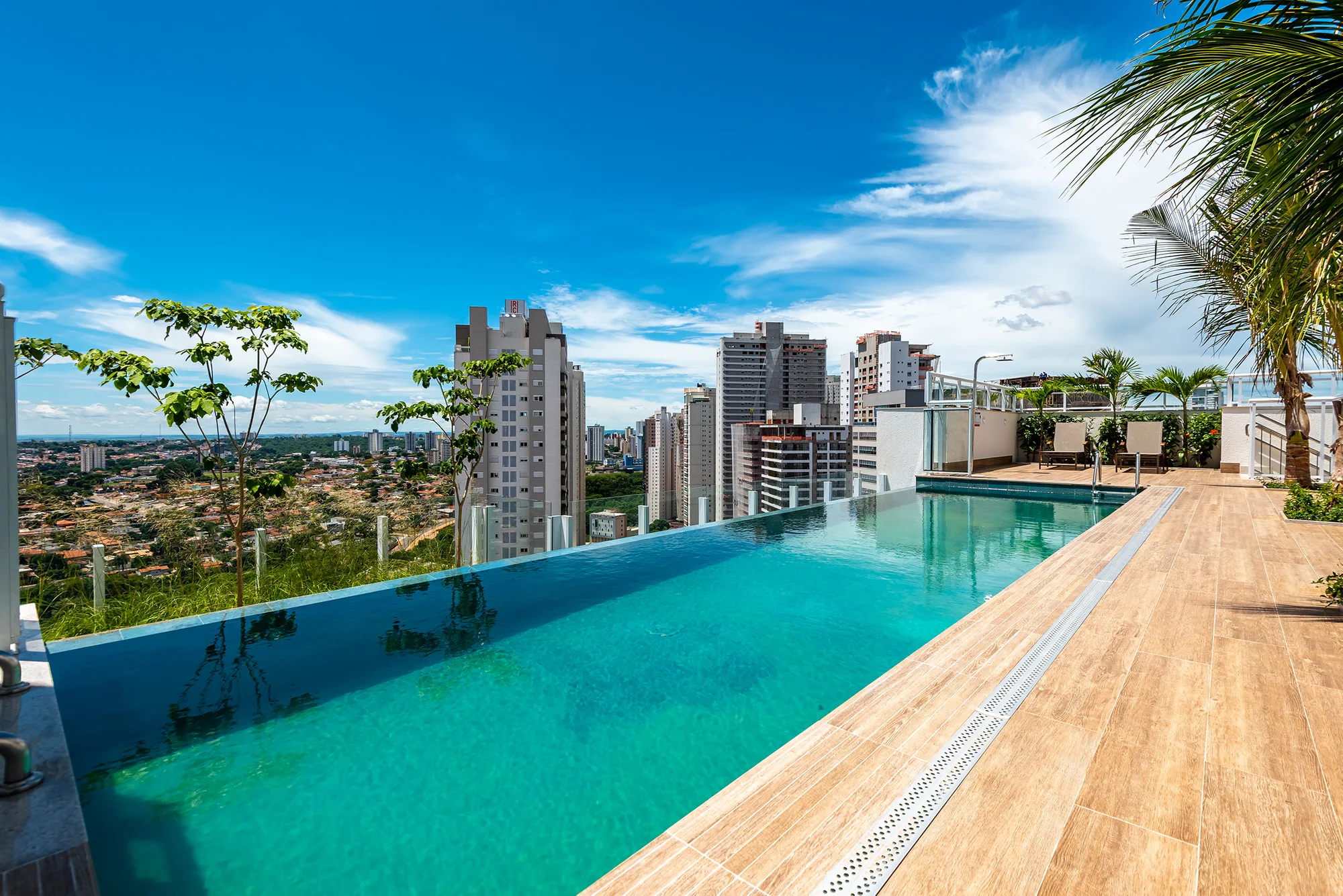 Chateau Provence — área comum — Piscina com borda infinita